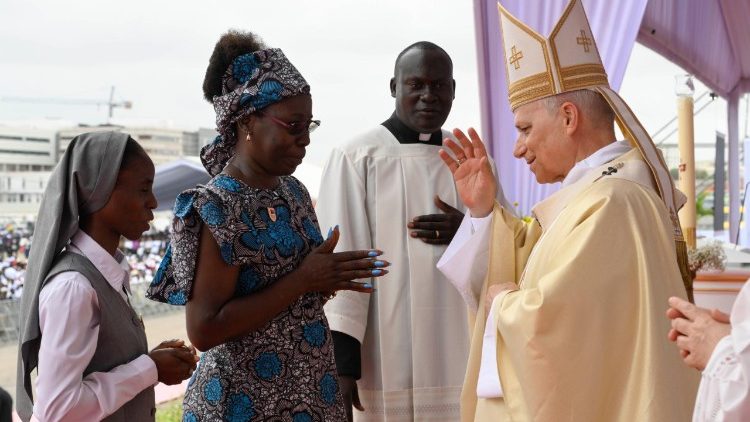 paus-bij-de-mis-in-kilamba:-jezus-wandelt-naast-de-kerk-in-angola