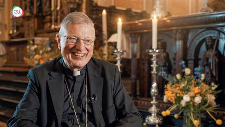 mgr.-hendriks-in-gesprek-met-jongeren