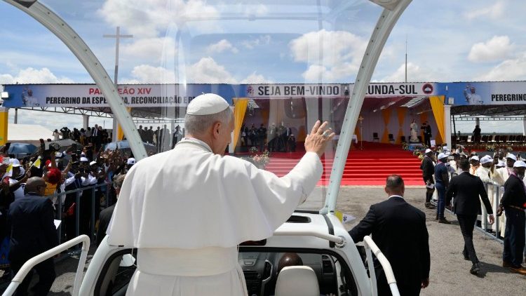 paus-tijdens-de-mis-in-saurimo:-‘de-verrezen-haalt-ons-pad-en-heiligt-ons