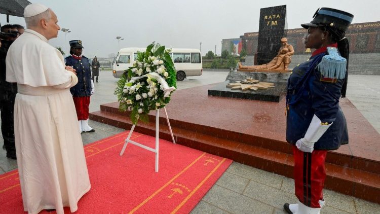 paus-bidt-bij-bata-memorial-voor-de-slachtoffers-van-de-ontploffingen-van-7-maart-2021