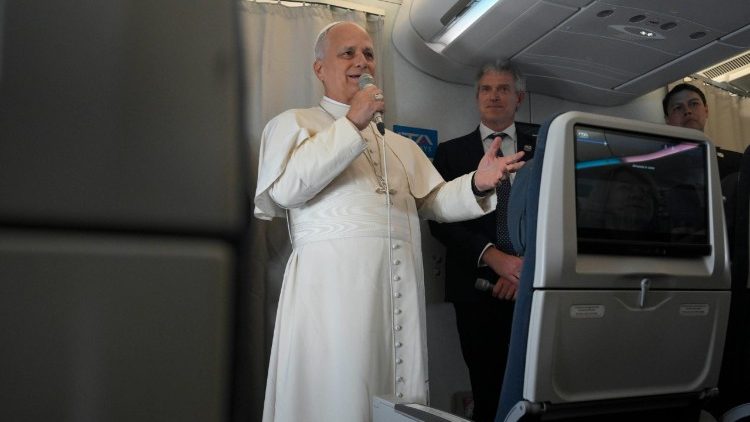 paus:-als-pastor-kan-ik-niet-voor-de-oorlog-zijn;-te-veel-onschuldigen-zijn-gestorven