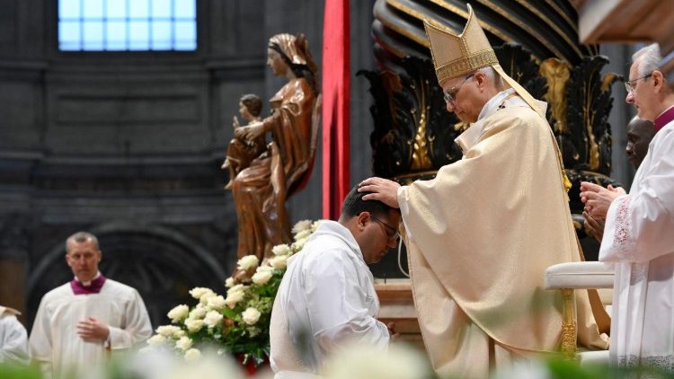 paus-wijdt-nieuwe-priesters-en-roept-hen-op-om-kanalen-van-het-leven-te-zijn