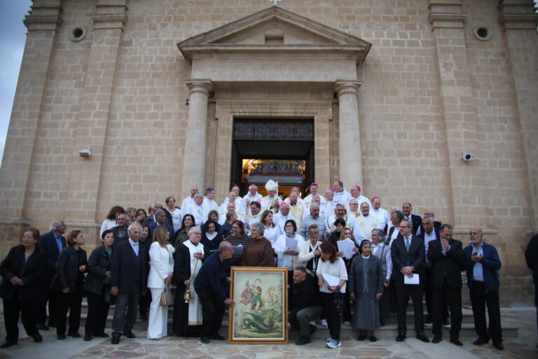 eu-bisschoppen-op-cyprus-echoen-paus-leo-xiv:-‘laat-degenen-die-wapens-hebben,-deze-neerlaten