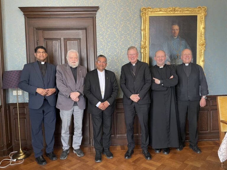 bisschop-chirappanath-van-syro-malabaren-op-bezoek
