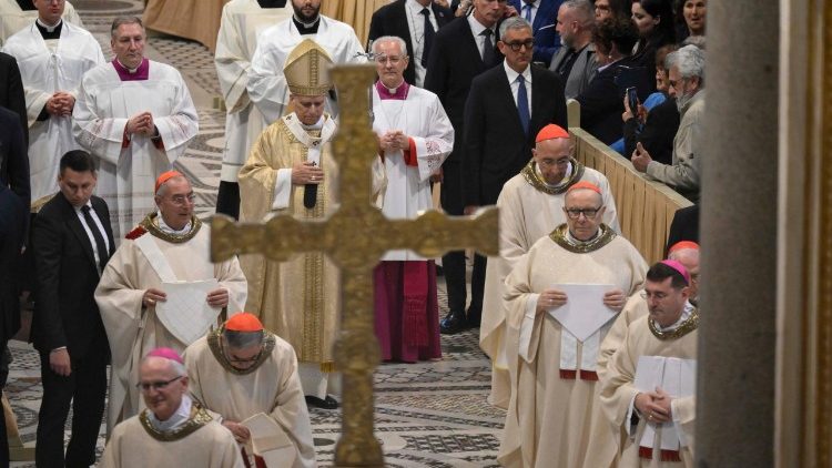 pope-ordains-four-bishops-for-rome:-be-men-of-peace-and-unity