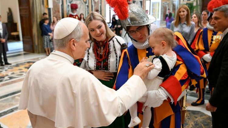 pope-to-swiss-guards:-service-enriches-personal-journey-of-faith