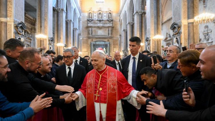 paus-in-napels:-kerk-moet-nabijheid-bieden-te-midden-van-ongelijkheden-en-moeilijkheden