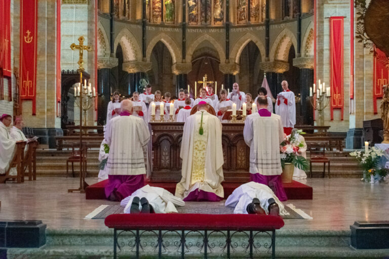 twee-priesterwijdingen