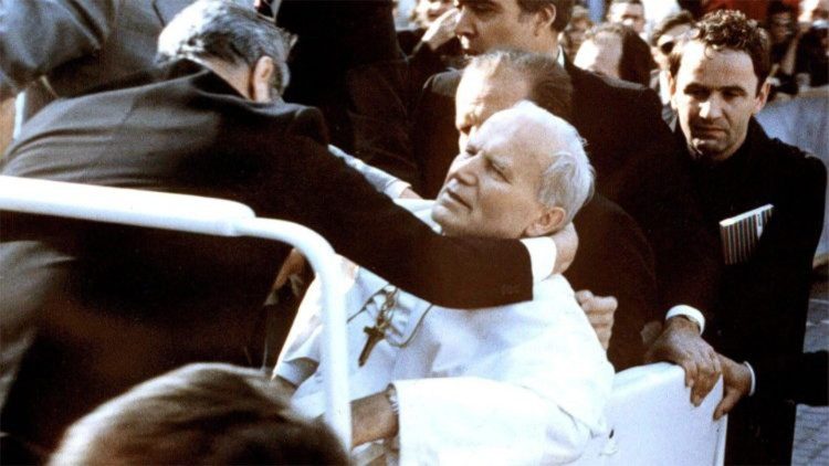 13-mei-1981:-de-dag-dat-de-aanslag-op-johannes-paulus-ii-de-wereld-schokte