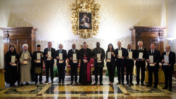 eerbewijzen-toegekend-aan-13-ambassadeurs-bij-de-heilige-stoel