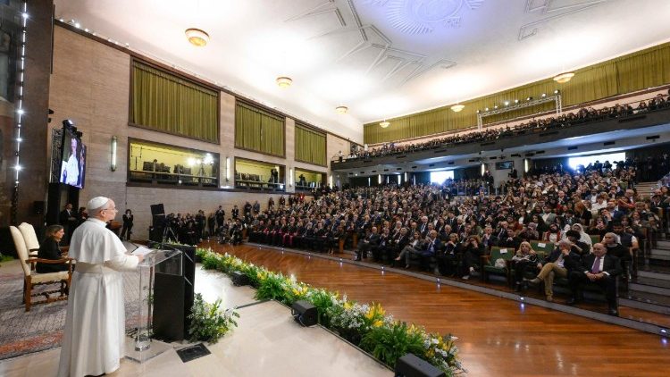 paus-leo-tegen-de-sapienza-universiteit-van-rome:-‘wees-ambachtslieden-van-ware-vrede