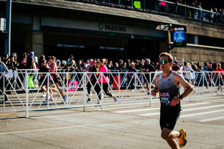 seminarians-medaille-op-de-flying-pig-marathon-in-cincinnati