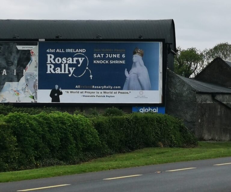 nationale-billboardcampagne-in-ierland-nodigt-duizenden-uit-voor-rozenkransbijeenkomst