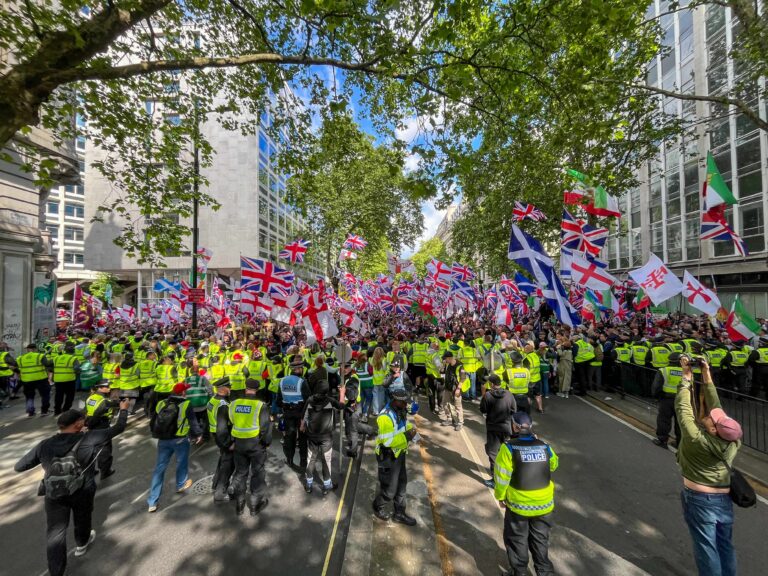 christelijk-geloof-is-prominent-aanwezig-bij-het-‘unite-the-kingdom’-protest-in-londen