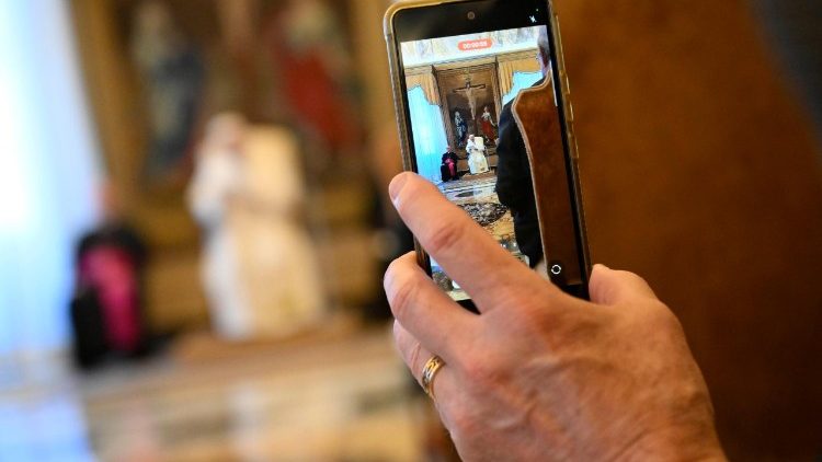 paus:-kerk-moet-‘vertrouwen-in-technologie’-herstellen,-mensen-naar-christus-begeleiden