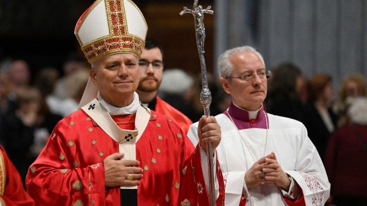 pope-on-pentecost:-the-paraclete-enlightens-minds-and-protects-us