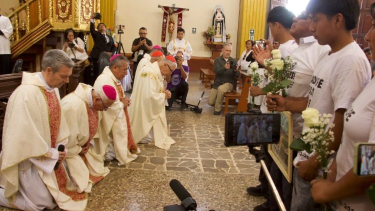 peru:-kardinalen,-bischoppen-knielen-voor-‘sodalitium’-slachtoffers