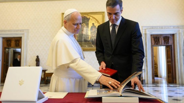 paus-leo-xiv-ontvangt-de-premier-van-spanje-in-het-vaticaan