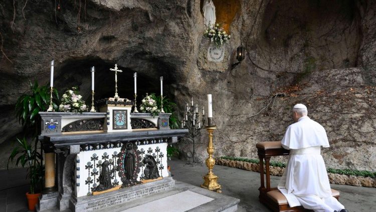 paus-leidt-wereldwijde-rozenkrans-voor-vrede-in-vaticaanse-tuinen