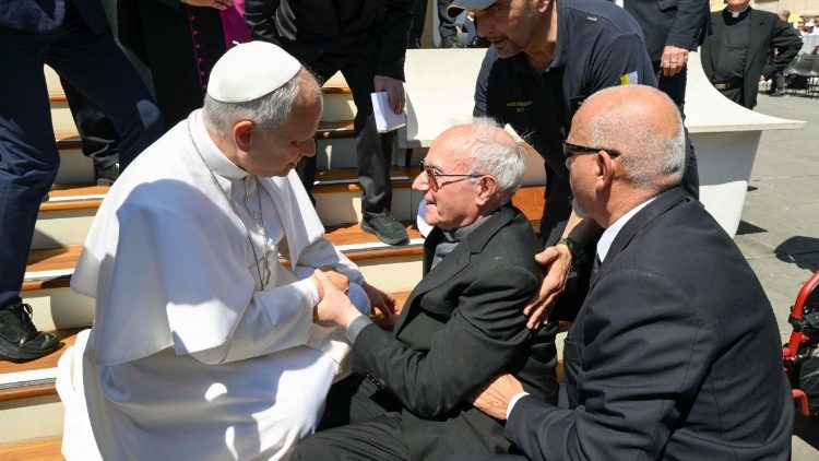 paus-leo-helpt-priester-die-lijdt-door-de-hitte-op-het-sint-pietersplein