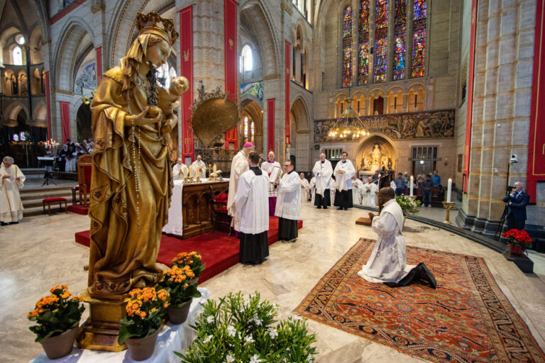 feestelijke-priesterwijding-francis-ashemole