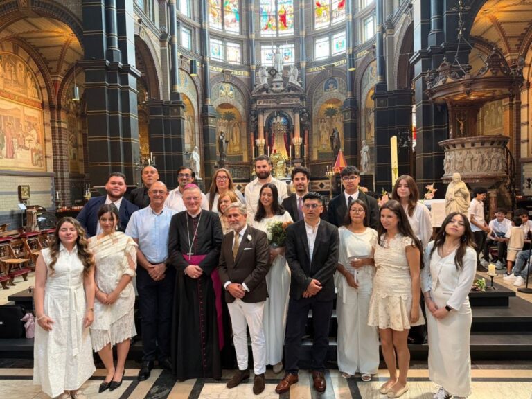confirmacia³n-en-la-parroquia-de-san-nicolas-(vormsel-bij-de-spaanstaligen)