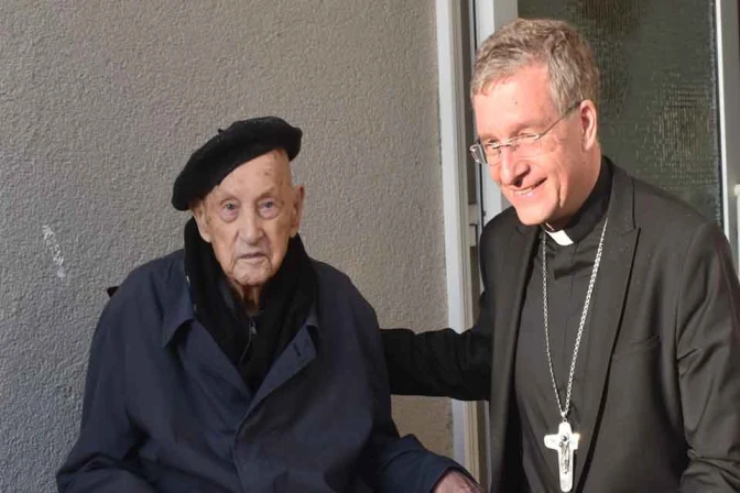 de-oudste-priester-ter-wereld-sterft-op-110-jarige-leeftijd