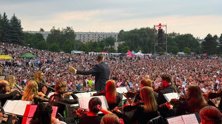 paus-leo-zendt-zegeningen-naar-het-“een-hart,-een-geest”-concert-in-polen