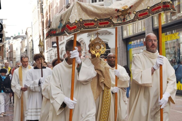 zondag-sacramentsprocessies,-ook-in-amsterdam