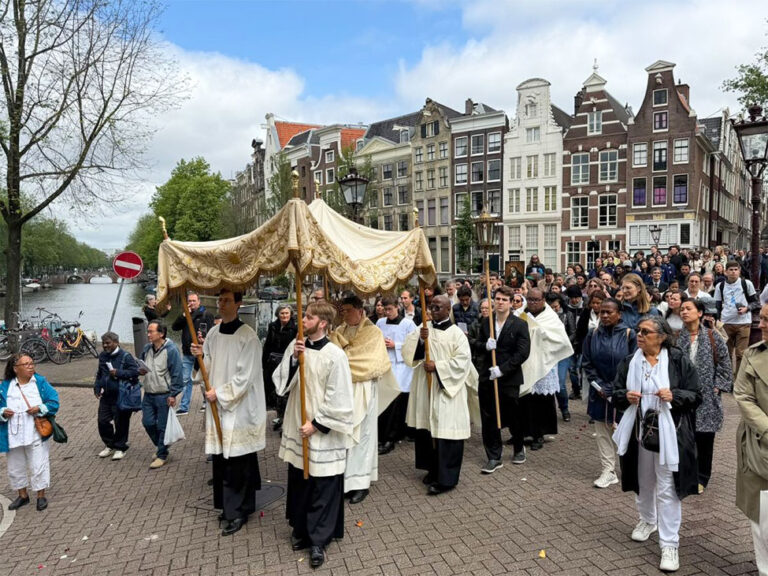 sacramentsprocessie-over-de-grachten-van-amsterdam