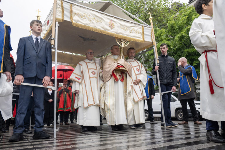 5.000-gelovigen-komen-samen-in-cork,-ierland,-voor-de-100e-eucharistische-processie