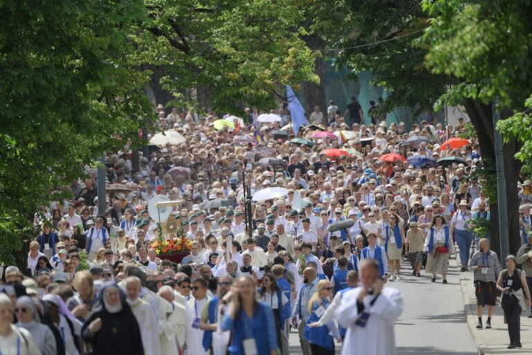 7.000-pelgrims-openen-het-congres-van-de-goddelijke-barmhartigheid-in-vilnius,-litouwen