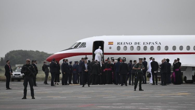 paus-leo-keert-terug-naar-het-vaticaan-met-een-vliegtuig-dat-is-voorzien-door-de-spaanse-koning