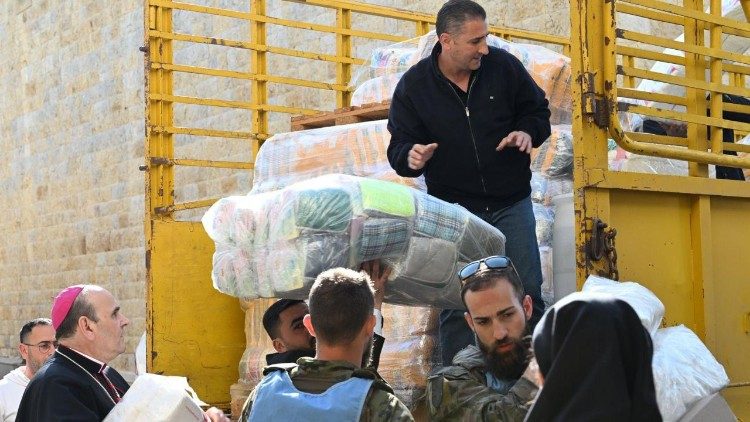 humanitaire-konvooi-geleid-door-de-nuncio-in-libanon-gevangen-in-kruisvuur