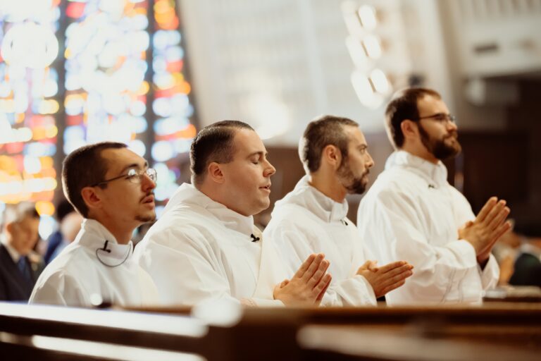 het-bisdom-michigan-viert-nieuwe-priesters-nadat-de-wijdingen-uit-de-kathedraal-zijn-verplaatst