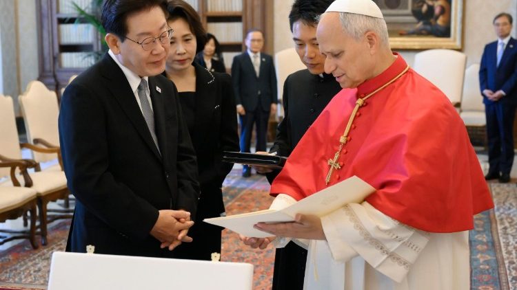 pope-welcomes-the-president-of-the-republic-of-korea-to-the-vatican