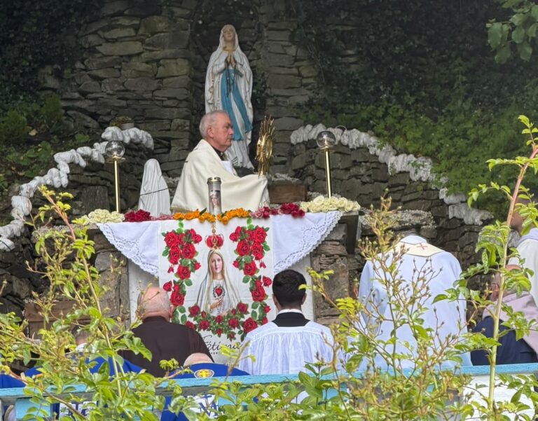 northern-ireland-city-leads-first-coordinated-worldwide-marian-eucharistic-procession
