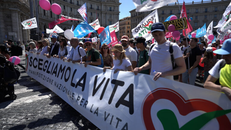 life-is-beautiful:-thousands-join-annual-pro-life-march-in-rome