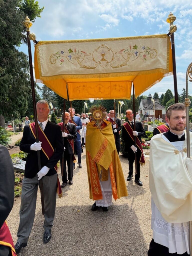 houdt-moed-–-sint-jansprocessie-laren