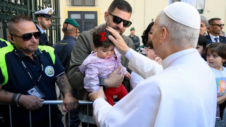 italiaanse-priester-herbeleeft-paus-leo’s-historische-pastorale-bezoek-aan-acerra