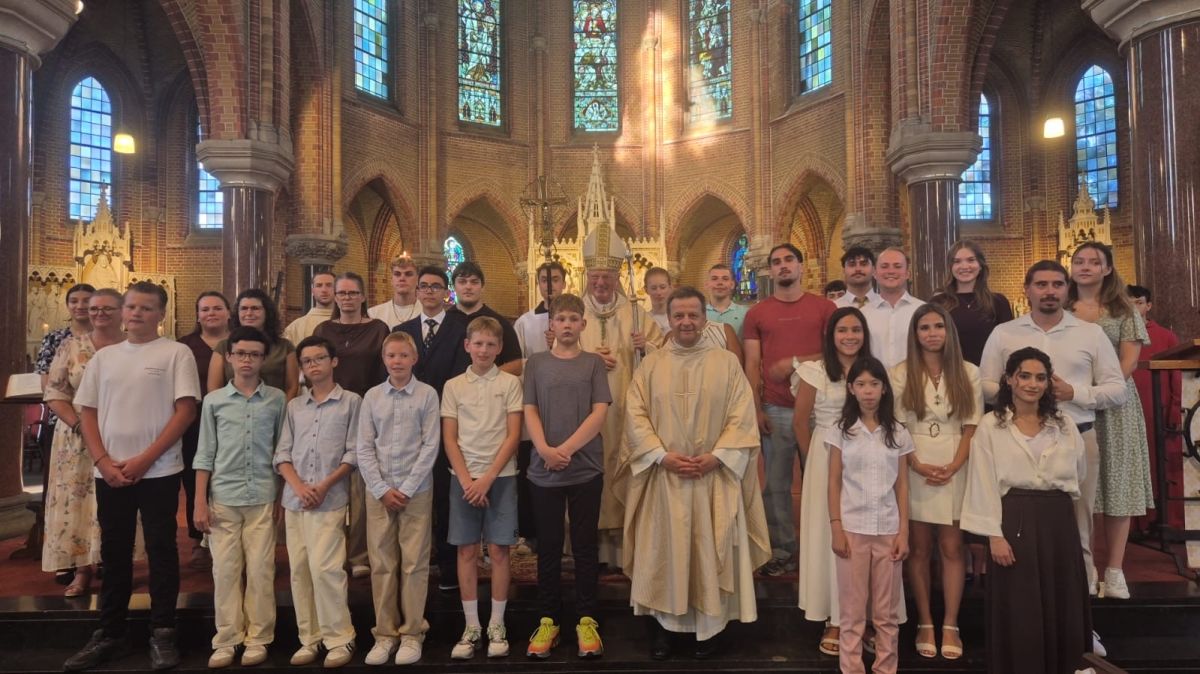jongeren-worden-katholiek-en-ontvangen-het-sacrament-van-de-heilige-geest