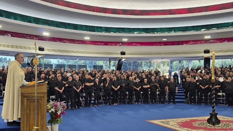 een-priester-uit-miami-op-missie-in-italie-om-het-evangelie-te-verkondigen