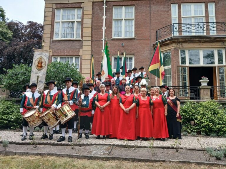 pausmis-en-vendelzwaaien-voor-paus-leo-xiv