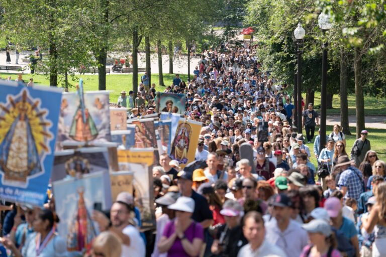 duizenden-stromen-samen-voor-de-nationale-eucharistische-processie-in-boston