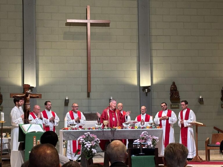 eucharistieviering-met-neocatechumenale-gemeenschappen-in-ons-bisdom