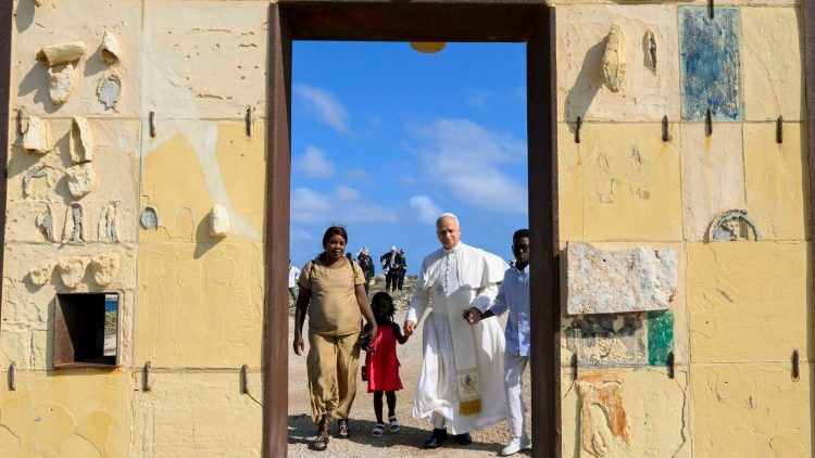 paus-in-lampedusa:-geconfronteerd-met-enorm-lijden,-moeten-we-radicaal-reageren