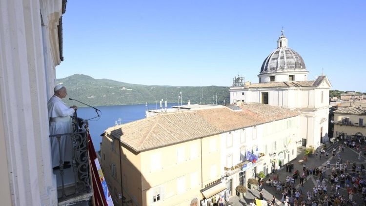 paus-leo-xiv-begroet-de-menigte-bij-aankomst-in-castel-gandolfo