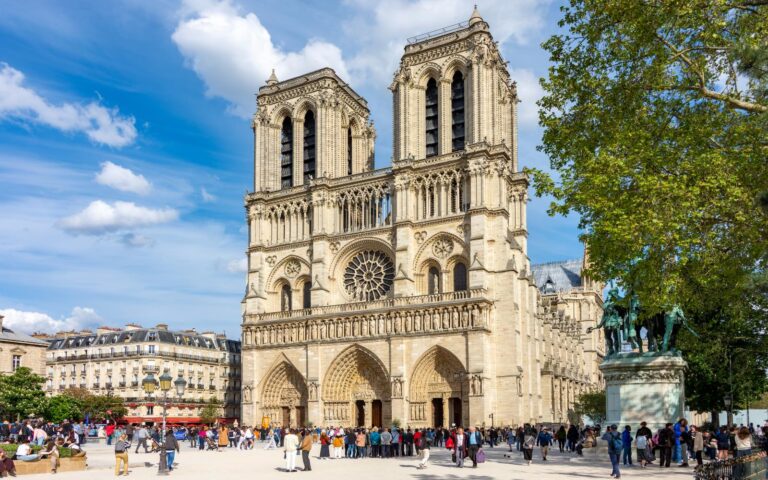 de-notre-dame-kathedraal-gaat-de-laatste-fase-van-restauratie-in-na-de-brand-van-2019