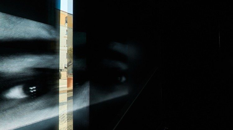 pan-daijing’s-conciliazione-5-installation-invites-visitors-to-read-beyond-darkness