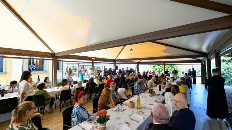 de-lunch-van-de-paus-met-de-armen:-kwetsbaarheid-als-een-bron-van-kracht-voor-gemeenschappen